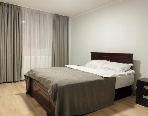 第比利斯View Corner的一间卧室配有一张带白色床单的床和一扇窗户。