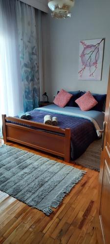 科莫蒂尼Like your home的卧室配有一张带粉红色枕头的大床