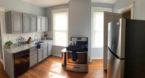 奥尔巴尼Perfect for Families and Traveling Professionals的厨房配有炉灶和冰箱。