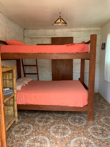 曼克拉Wiracocha Hostal Máncora - Surf Camp的一间卧室配有两张双层床。