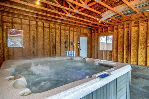 盐湖城Urban Central in Salt Lake with Indoor Hot Tub的木墙客房内的热水浴缸