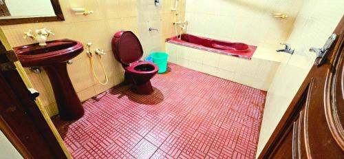 古鲁瓦尤尔KRISHNAGIRI homes的一间带卫生间和水槽的浴室