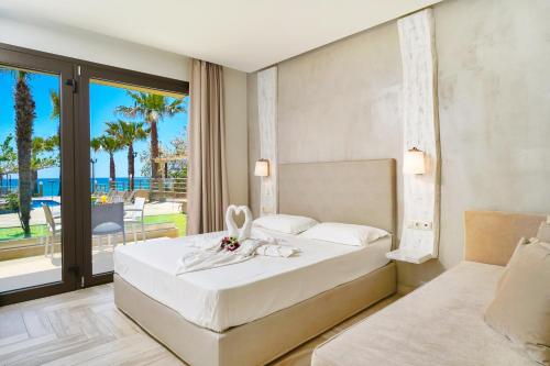 利迈纳里亚Blue view Hotel的一间卧室配有一张床,享有海景