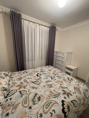 珀斯Easy Way Scarborough的一间卧室配有一张带花卉床罩的床