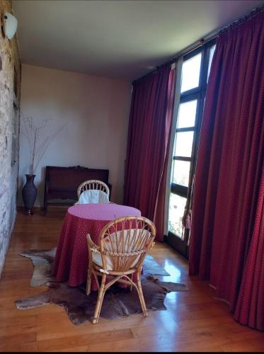 阿波夫拉德特里韦斯Pazo de San Lorenzo的客房设有桌子、两把椅子和窗户。