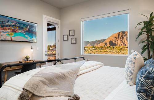 圣克拉拉29-30 | 2 Connected Homes in Ocotillo Springs with Pool and Spas的一间卧室设有一张床和一个大窗户