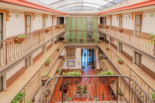 古斯曼城HOTEL ZAPOTLAN的享有带阳台和植物的建筑的顶部景色