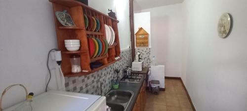 TaibiqueCasa de María del Pilar的一间带水槽和炉灶的小厨房