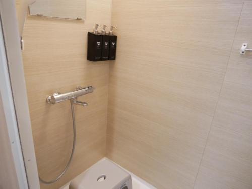 奄美HOOD - Vacation STAY 46032v的带淋浴、卫生间和盥洗盆的浴室