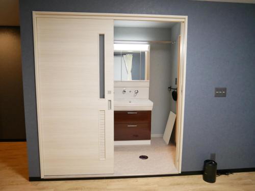 奄美HOOD - Vacation STAY 46038v的一间带水槽和镜子的浴室