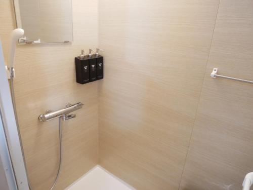 奄美HOOD - Vacation STAY 46041v的一间带淋浴的浴室,墙上装有黑色的盒子