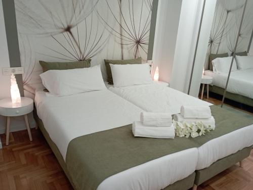 圣地亚哥－德孔波斯特拉Súper apartamento Santiago的一间卧室配有两张带毛巾和镜子的床