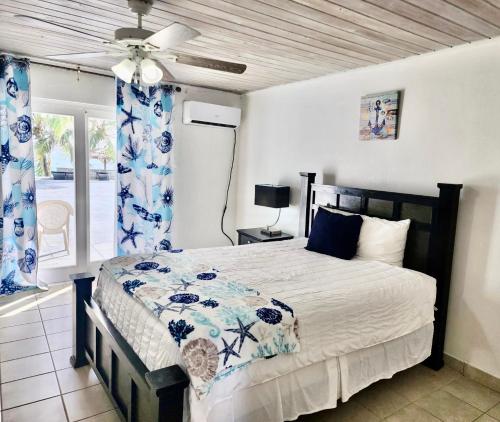 HermitageExuma Palms Resort的一间卧室配有一张床和吊扇