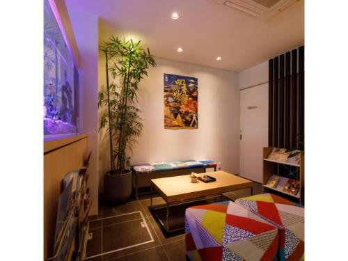 金泽Kanazawa Station Hotel - Vacation STAY 36362v的一间设有桌子、长凳和植物的房间
