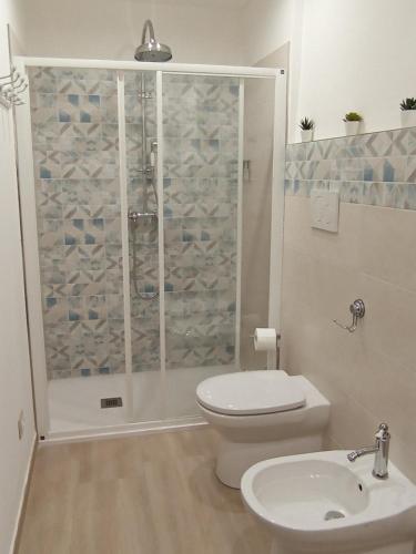 库尼奥La Casa di Abe - Cuneo的带淋浴、卫生间和盥洗盆的浴室