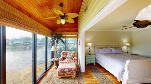 帕瓦雷斯岛Pelican Watch Views of Osprey Lake的一间卧室配有一张床,享有水景