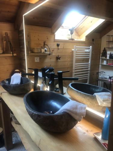 皮圣皮埃尔Chalet Mariabel的浴室设有木台上的两个盥洗盆