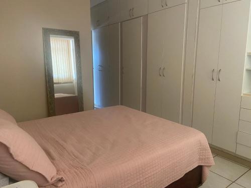 巴西利亚Apartamento da Asa Sul SQS 303的一间卧室配有一张床、镜子和橱柜