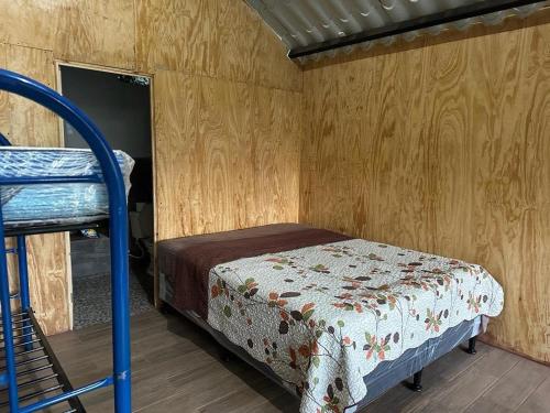 JuayúaBonita cabaña estilo glamping的小房间设有一张床和一张双层床,配有一个高端的gmaxwell gmaxwell gmaxwell gmaxwell