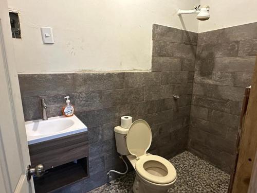 JuayúaBonita cabaña estilo glamping的一间带卫生间和水槽的浴室