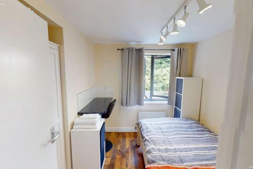 诺丁汉Lovely two bed flat with free parking (4 117)的一间小卧室,配有床和窗户