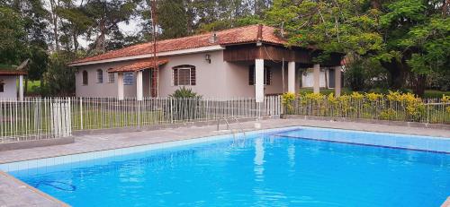 圣代佩德罗Chácara Monteiro - Próximo ao Thermas Water Park的一座大蓝色游泳池,位于房子前
