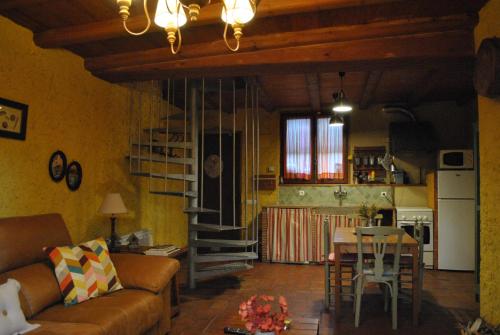 科尔努德利亚Masia El Riscle - Moli Del Pont的客厅配有沙发和桌子