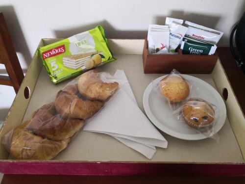 埃尔卡拉法特Los Lagos Hotel的盒子,带两个糕点和一盘甜甜圈