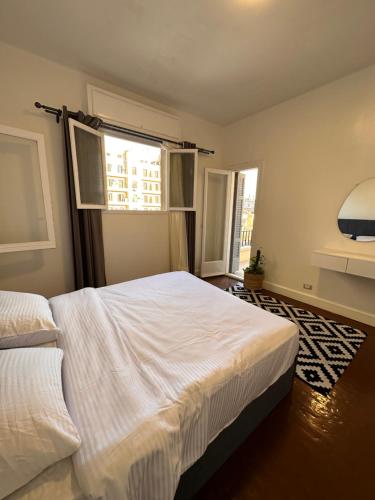 开罗Economy room in Downtown的一间卧室设有两张床和窗户。