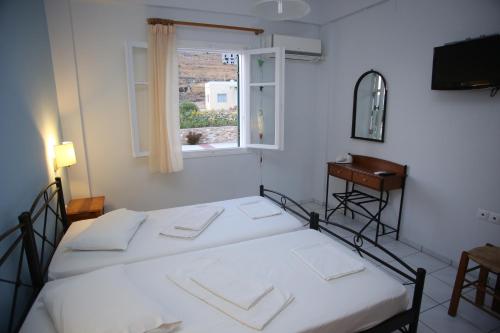 波西多尼亚巴列奥略公寓酒店的带窗户的客房内的两张床