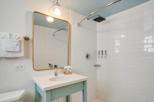 伊斯拉莫拉达港灯艾莫拉达度假村的浴室配有盥洗盆和带镜子的淋浴