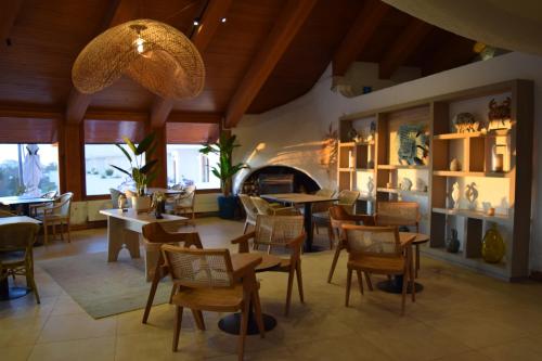 迈滕西约玛贝拉度假酒店的一间带桌椅和壁炉的餐厅