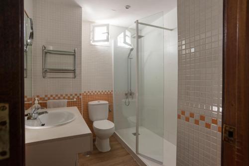 加的斯Casita Coqueta Free Parking的浴室配有卫生间、淋浴和盥洗盆。