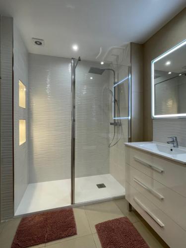穆尔西亚Apartment Lucy Hacienda Riquelme Golf resort的带淋浴和盥洗盆的浴室