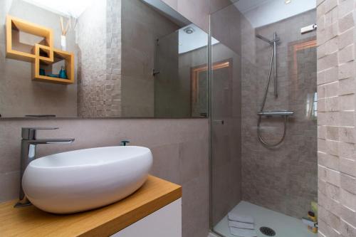 阿尔布费拉Villa a Sul的浴室配有白色水槽和淋浴。
