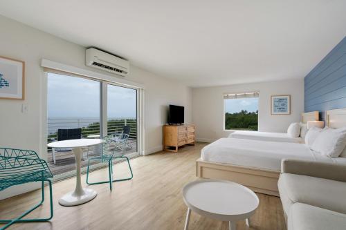 伊斯拉莫拉达港灯艾莫拉达度假村的一间卧室配有一张床、一张沙发和一张桌子