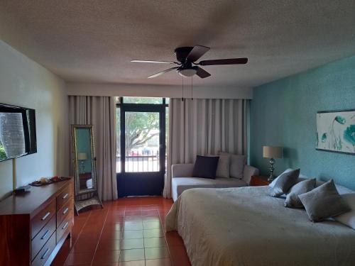 查帕拉Toca Madera的一间卧室配有一张床和吊扇