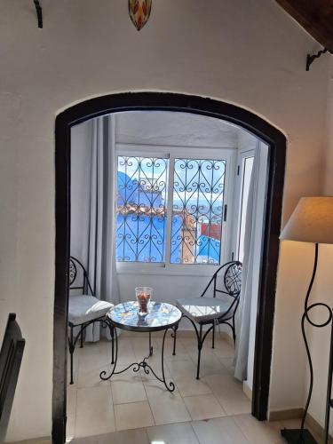 舍夫沙万达累斯萨拉姆加布里埃尔旅馆的客房设有桌椅和窗户。