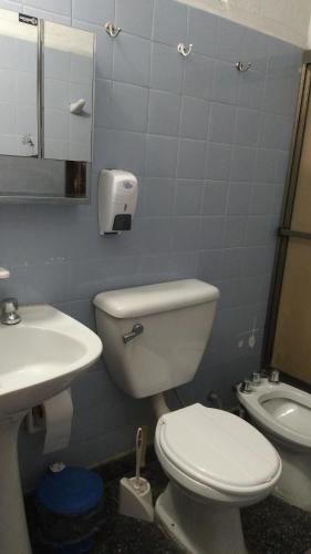 萨尔塔CasaTribuno的浴室配有白色卫生间和盥洗盆。