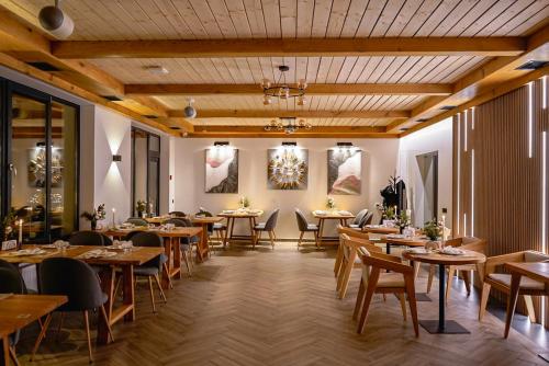布克维Yo Hotel的用餐室配有木桌和椅子