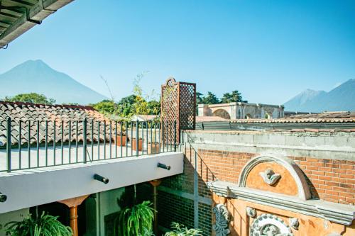 危地马拉安地瓜2 Pilas: historic colonial house的阳台,位于一座以山为背景的建筑中
