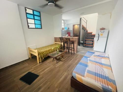 布宜诺斯艾利斯Mini house con sol y luz的客房设有床、沙发和桌子。