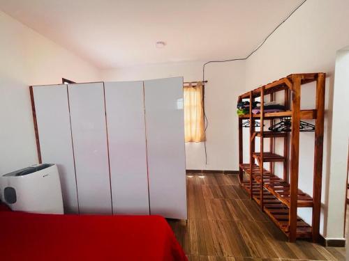 布宜诺斯艾利斯Mini house con sol y luz的一间设有白色橱柜和床边梯子的房间