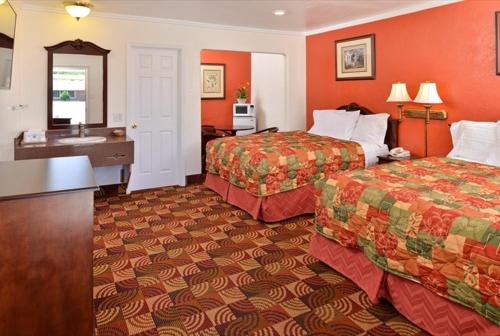 克拉马斯福尔斯克拉马斯瀑布美国最有价值旅馆的酒店客房设有两张床和盥洗盆