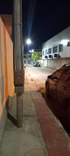 塞拉Casa Para Temporada - Cantinho da Cida的夜间停在街道边的汽车