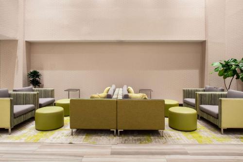 奥兰多奥兰多国际机场温盖特温德姆酒店的带沙发和椅子的等候室和等候室