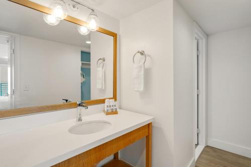 伊斯拉莫拉达Hadley Resort and Marina的一间带水槽和镜子的浴室