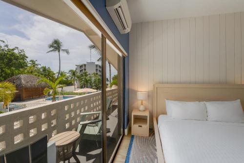 伊斯拉莫拉达Hadley Resort and Marina的一间卧室设有一张床和一个美景阳台