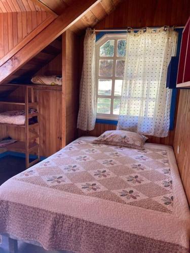 迦太基La Cabaña: Descanso y Naturaleza的一间小卧室,配有床和窗户