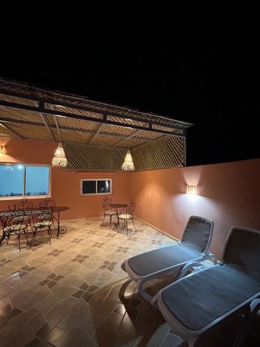 马拉喀什Appartement Duplex élégant et calme Marrakech Menara的配有桌椅和投影屏幕的房间